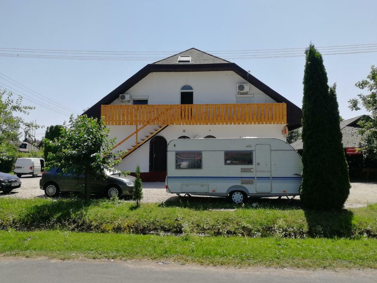 Margareta Etterem Es Vendeghaz Gasthaus Balatonbereny Exterior photo